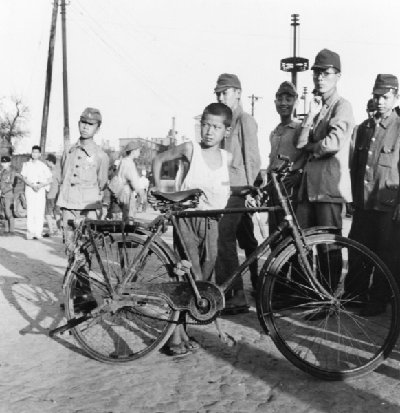 東京の街角 — 自転車と少年たち 白黒原版