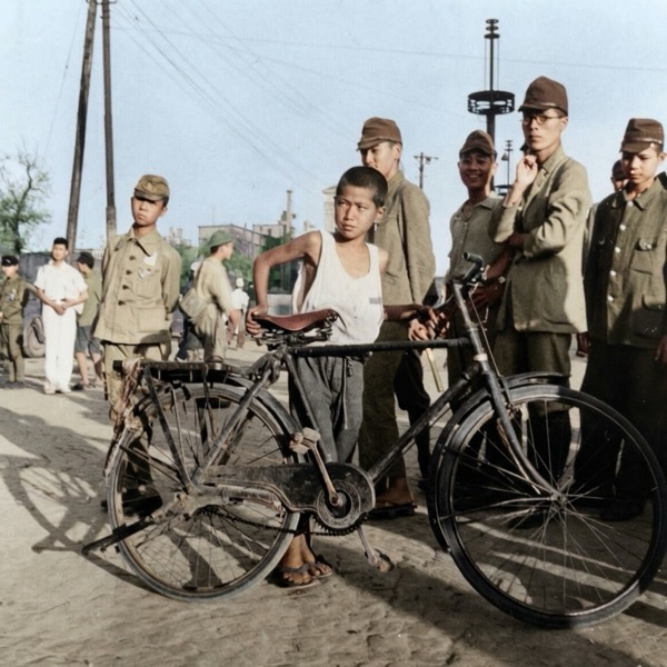 東京の街角 — 自転車と少年たち