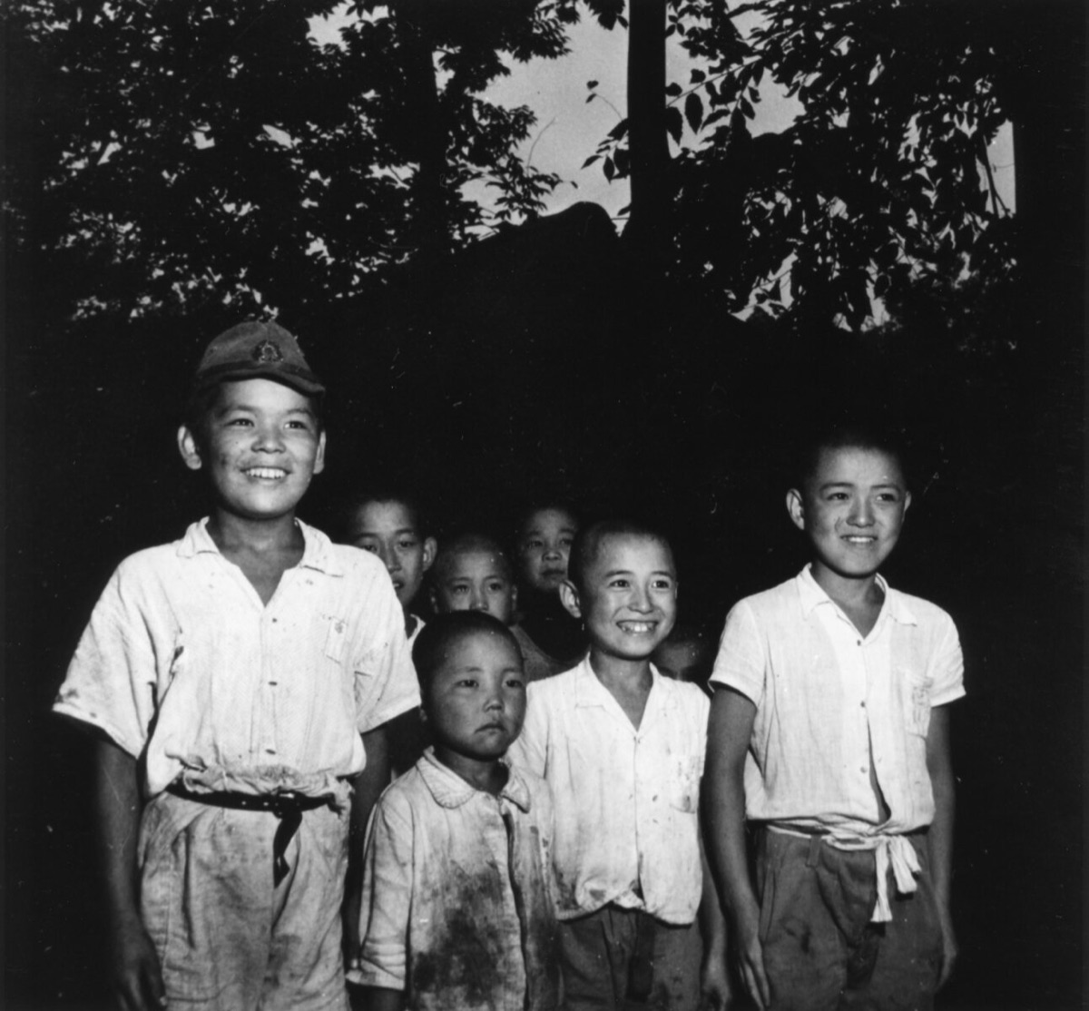 子どもたち 白黒写真