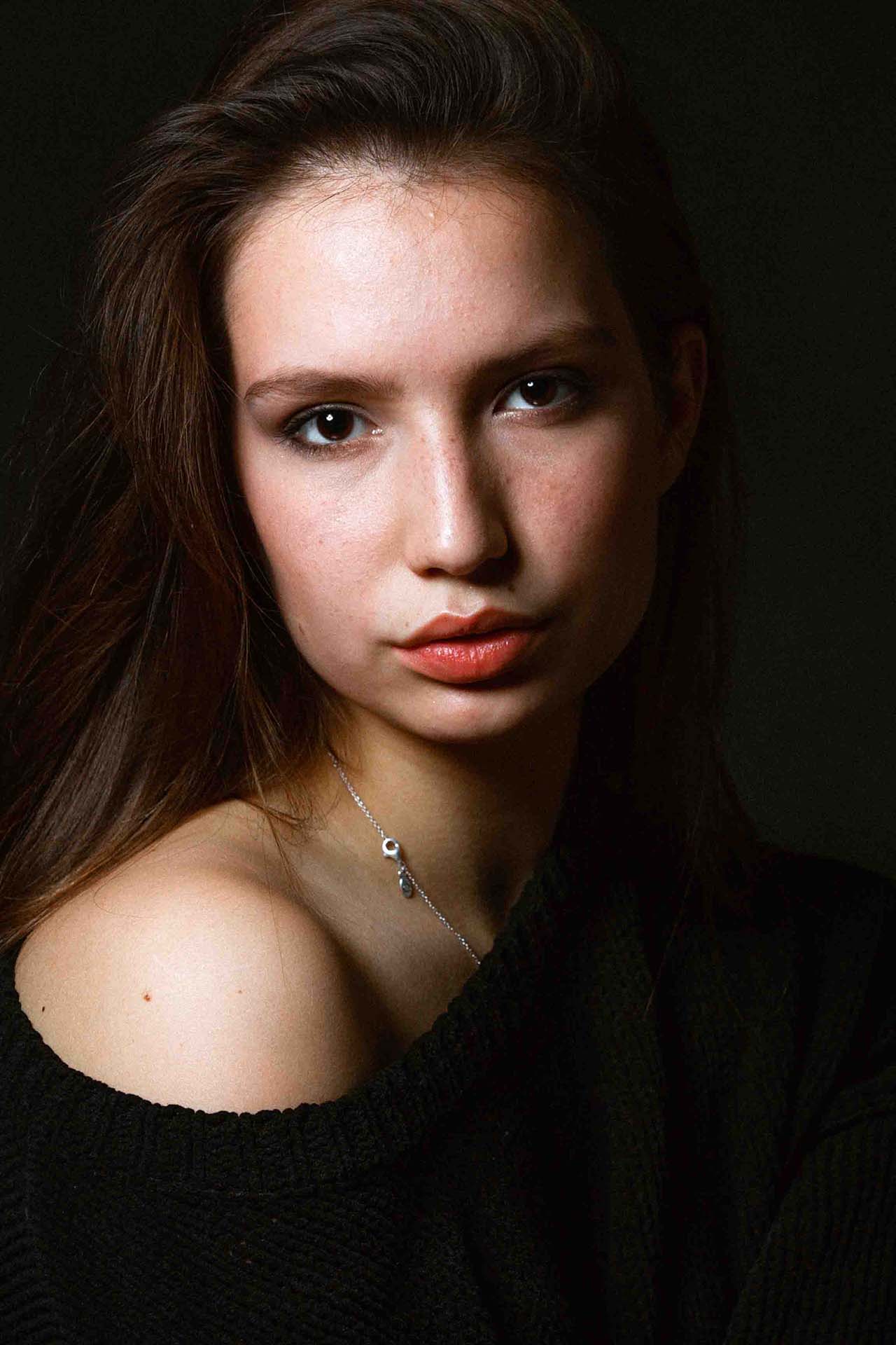 女性モデルのレタッチ前